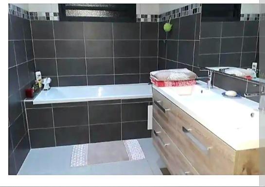 Chambre Privee Dans Maison Le Tampon Bagian luar foto